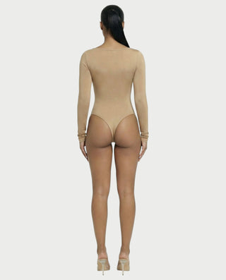 Mono de satén con plumas sintéticas y cuello en V profundo de LANNY