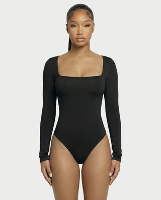 Mono de satén con plumas sintéticas y cuello en V profundo de LANNY