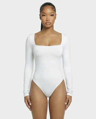 Mono de satén con plumas sintéticas y cuello en V profundo de LANNY