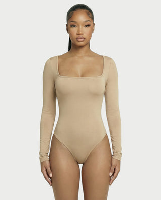 Mono de satén con plumas sintéticas y cuello en V profundo de LANNY