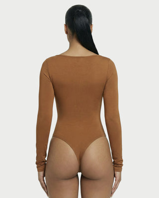 Mono de satén con plumas sintéticas y cuello en V profundo de LANNY