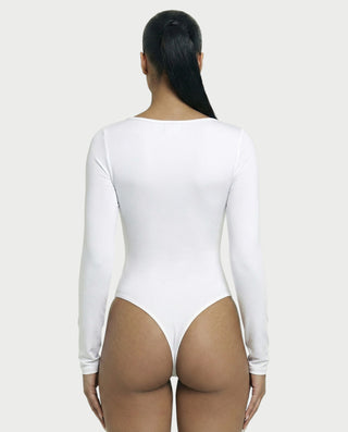 Mono de satén con plumas sintéticas y cuello en V profundo de LANNY