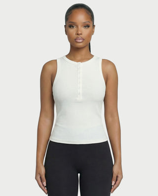 Chaleco corto con hebilla frontal de piel sintética QUELLA