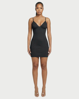 Vestido mini de malla con aberturas y detalle de cadena de JUVIA