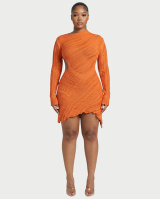 Vestido mini de malla con aberturas y detalle de cadena de JUVIA