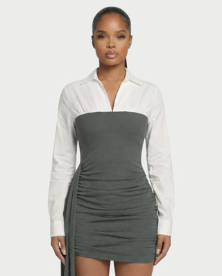 Vestido mini de malla con aberturas y detalle de cadena de JUVIA