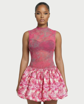 Vestido mini de malla con aberturas y detalle de cadena de JUVIA