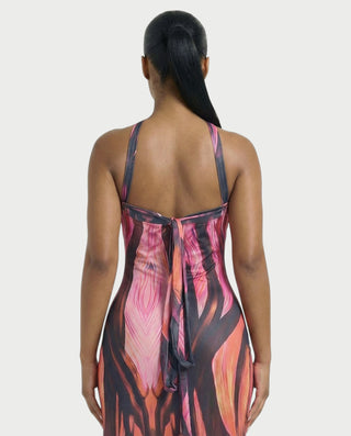 Vestido mini de malla con aberturas y detalle de cadena de JUVIA