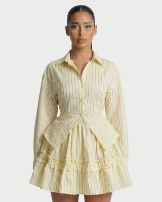 Vestido mini de malla con aberturas y detalle de cadena de JUVIA