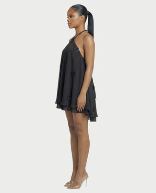 Vestido mini con cuello halter y flores 3D de EMELIYA