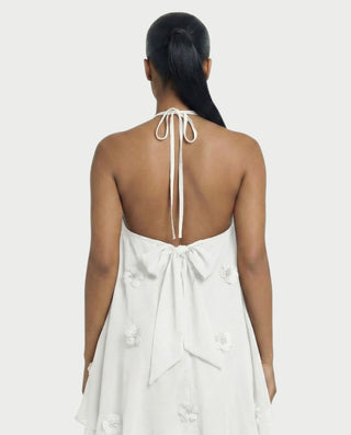 Vestido mini con cuello halter y flores 3D de EMELIYA