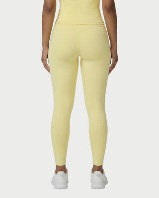 Chaleco corto con hebilla frontal de piel sintética QUELLA