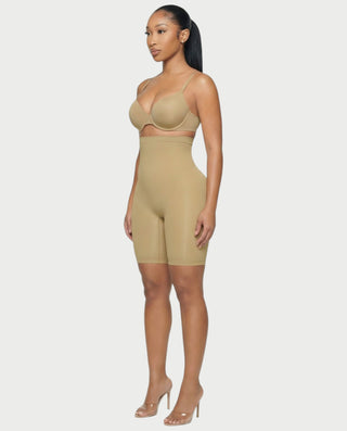 Chaleco corto con hebilla frontal de piel sintética QUELLA