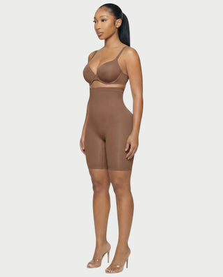 Chaleco corto con hebilla frontal de piel sintética QUELLA