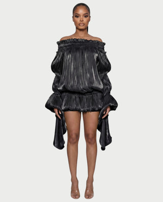 Vestido mini de malla con aberturas y detalle de cadena de JUVIA