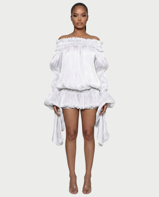 Vestido mini de malla con aberturas y detalle de cadena de JUVIA
