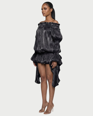 Vestido mini de malla con aberturas y detalle de cadena de JUVIA