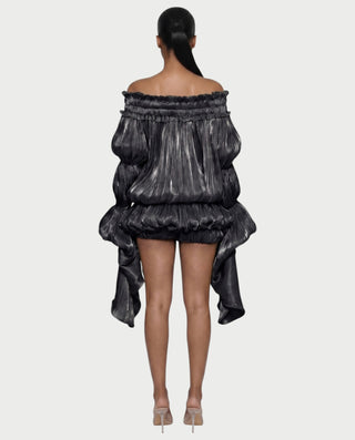 Vestido mini de malla con aberturas y detalle de cadena de JUVIA