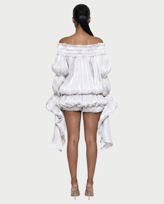 Vestido mini de malla con aberturas y detalle de cadena de JUVIA