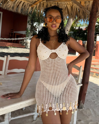 Vestido mini de malla con aberturas y detalle de cadena de JUVIA