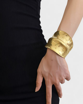 ARSENIA Wavy Wide Cuff Bracelet